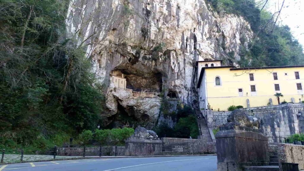 SANTA CUEVA DE COVADONGA